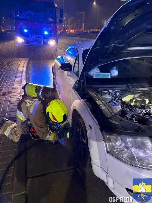 Pożar komory silnika w Redzie – interwencja OSP Reda i JRG Rumia