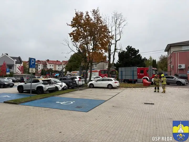 Fałszywy alarm pożarowy w Urzędzie Miasta w Redzie – interweniowały zastępy OSP i JRG