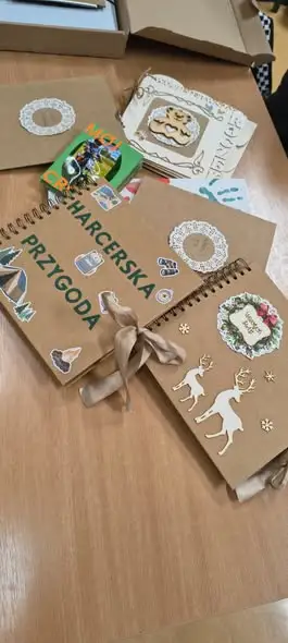 Klasa 4b odkrywa moc osobistych archiwów – projekt „Moje archiwum”