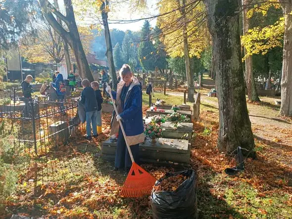 Wejherowo: sprzątali zapomniane groby przed Wszystkimi Świętymi