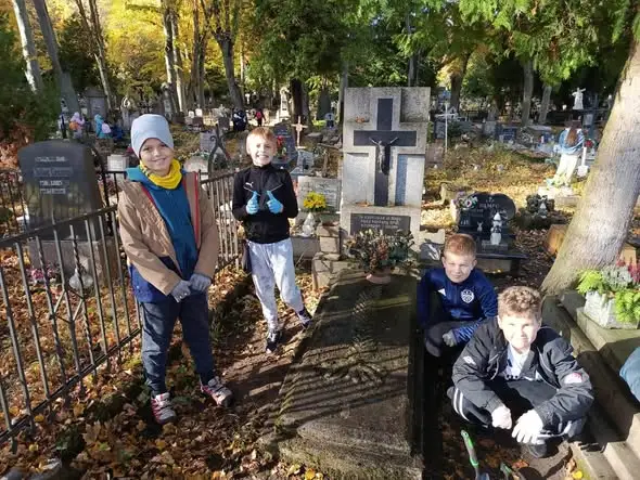Wejherowscy uczniowie zadbali o groby na Powązkach