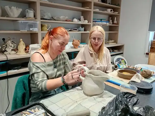 Ceramiczne warsztaty w Szemudzie: nowe prace i pierwsze kroki przy kole garncarskim