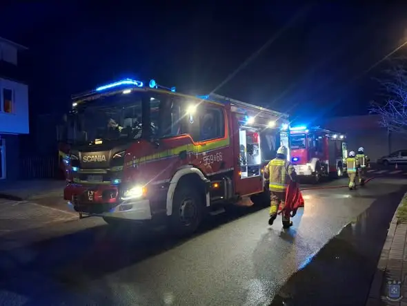 Pożar niezamieszkałego budynku przy ul. Kaszubskiej w Wejherowie – akcja strażaków