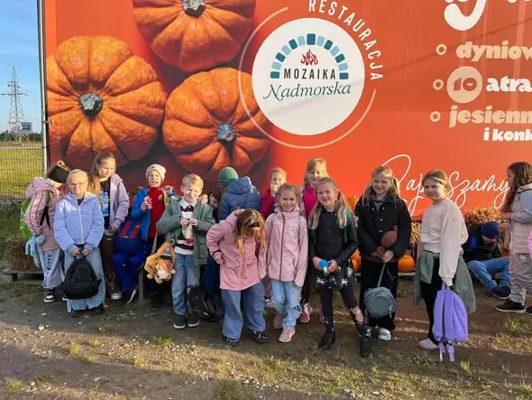 Dyniowe szaleństwo w Swarzewie: klasy 0, 2b i 3c odkrywają Mozaikę