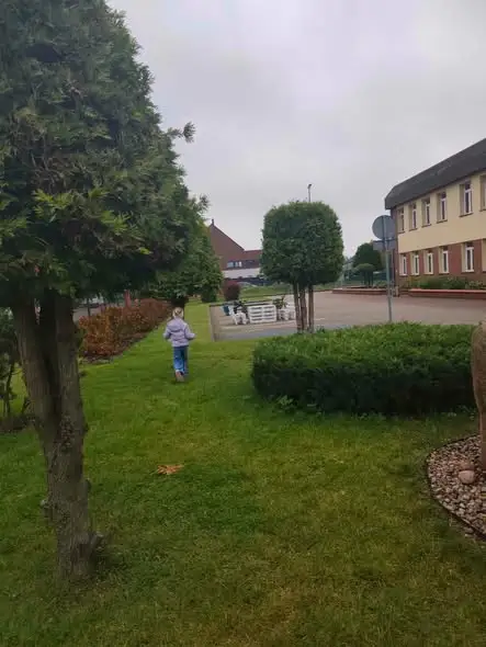 Pierwszoklasiści mierzyli świat własnymi krokami – lekcja matematyki w terenie