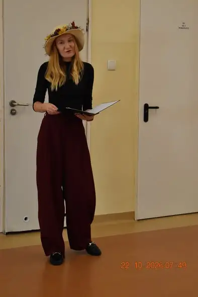 Klasa 3c zaskoczyła wszystkich! Kapeluszowy pokaz mody inspirowany lekturą