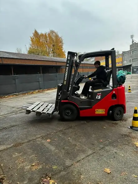 Uczniowie z Redy zdobywają uprawnienia na wózki widłowe