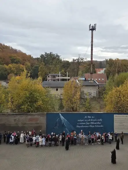 Bal Wszystkich Świętych w szkole w Wejherowie – radosne świętowanie wśród aniołów i patronów