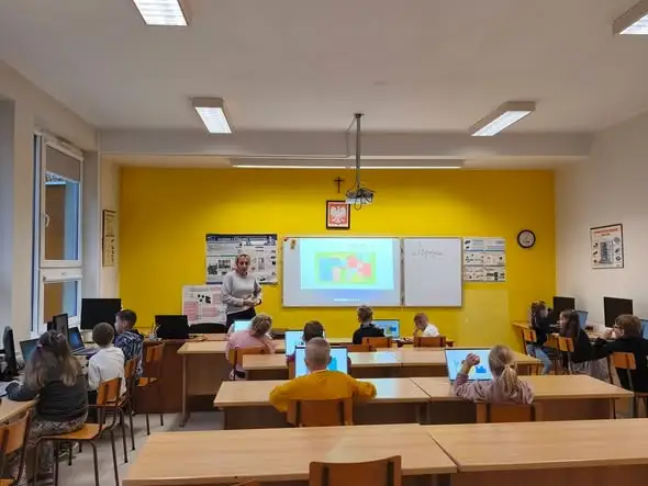 Pierwszoklasiści z klasy 1e odkrywają świat cyfrowej kreatywności w Paint